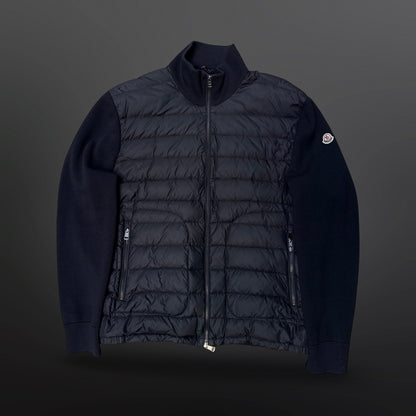 Moncler hybridjakke i navy med quiltet front og strikkede ærmer – mærket 3XL, passer XL