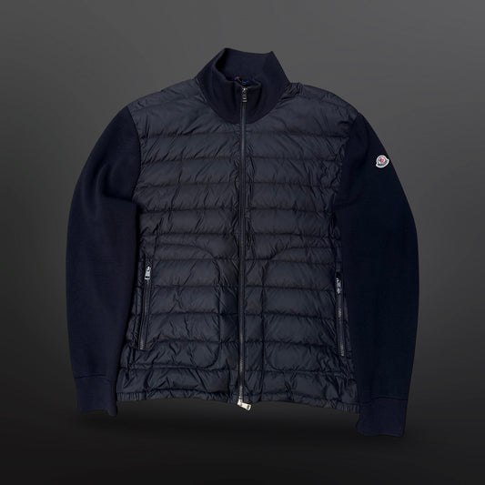 Moncler hybridjakke i navy med quiltet front og strikkede ærmer – mærket 3XL, passer XL