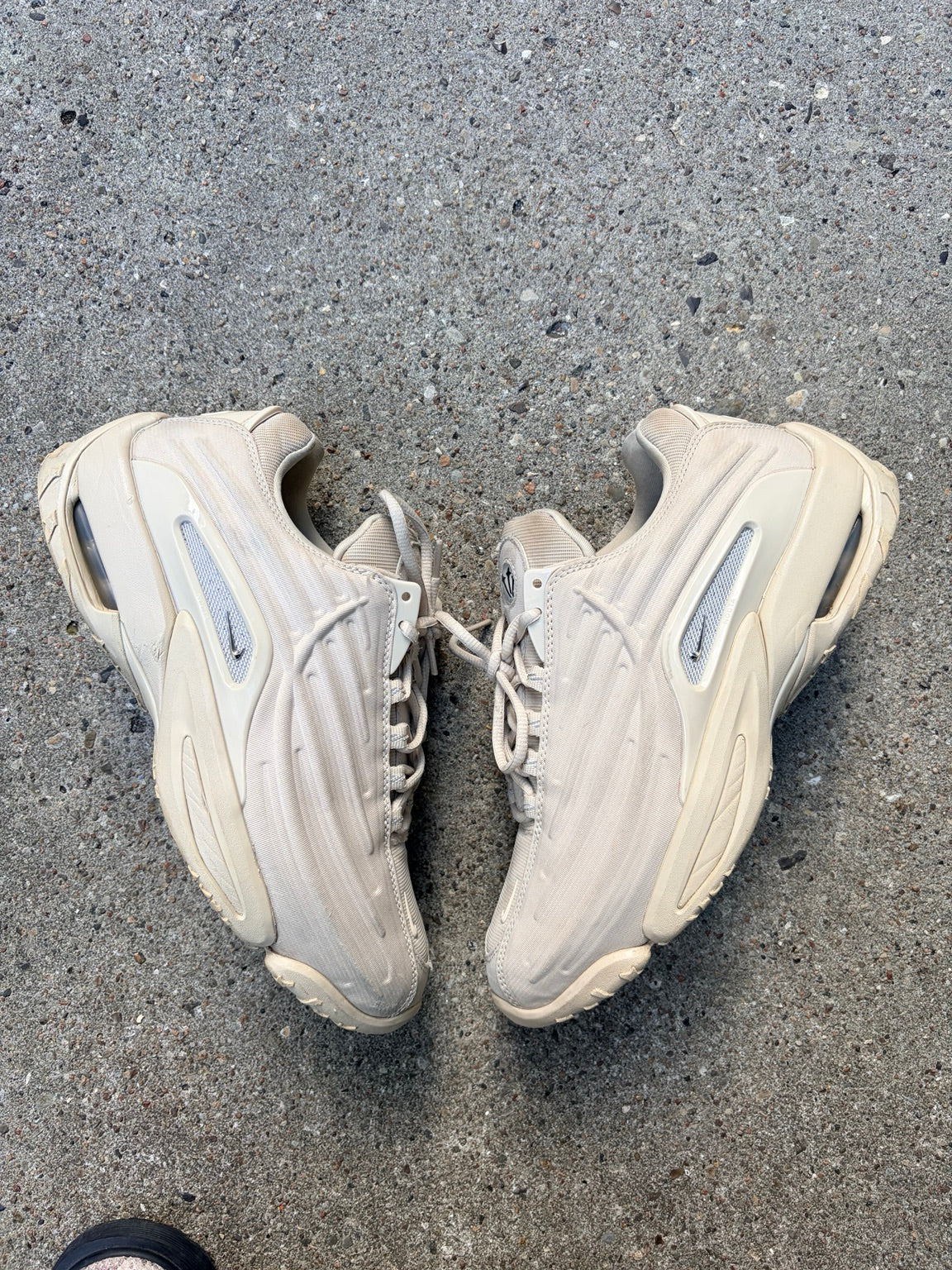Originalfoto af beige Nike NOCTA sneakers – 3262