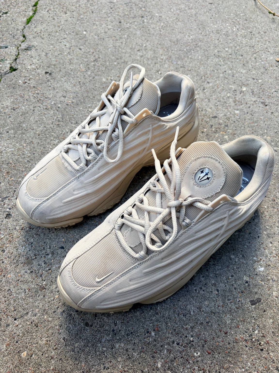 Originalfoto af beige Nike NOCTA sneakers – 3263