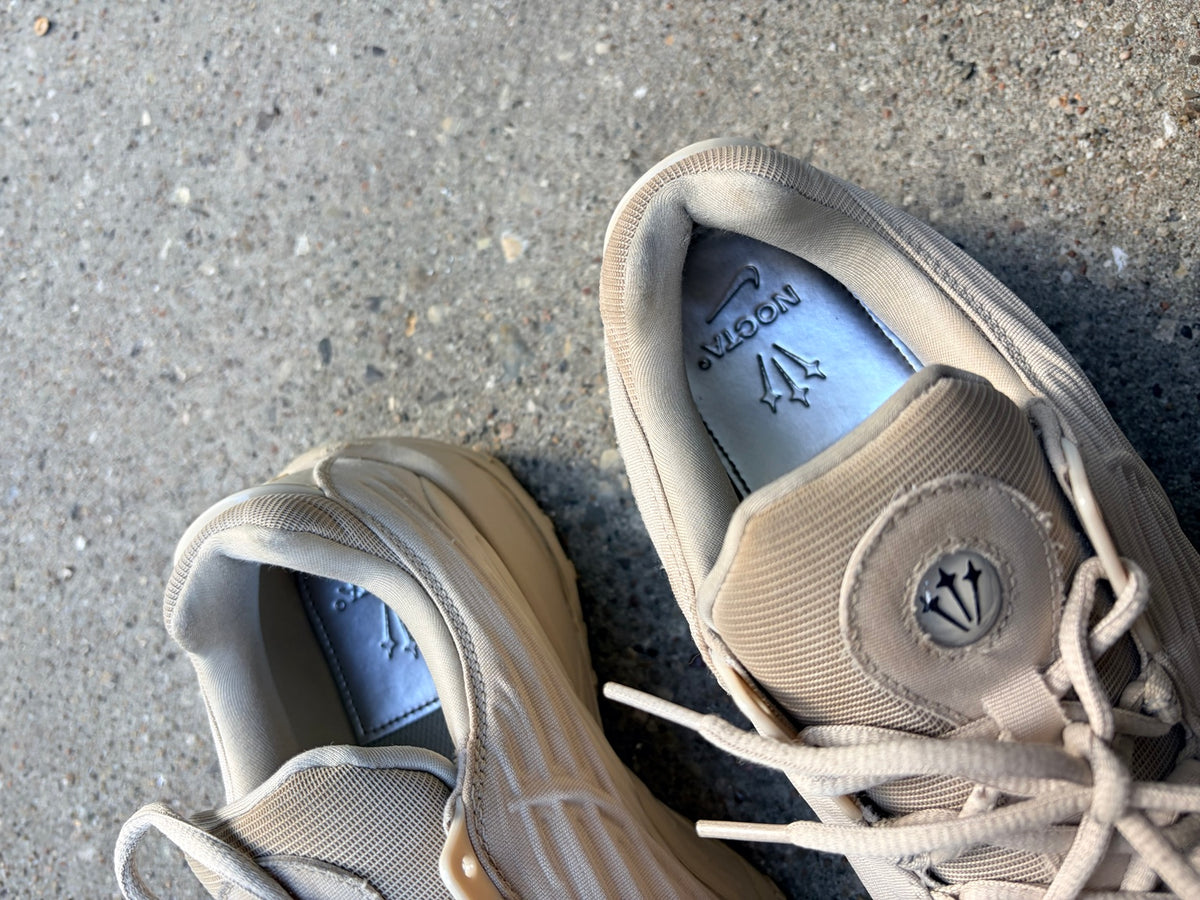 Originalfoto af beige Nike NOCTA sneakers – 3264