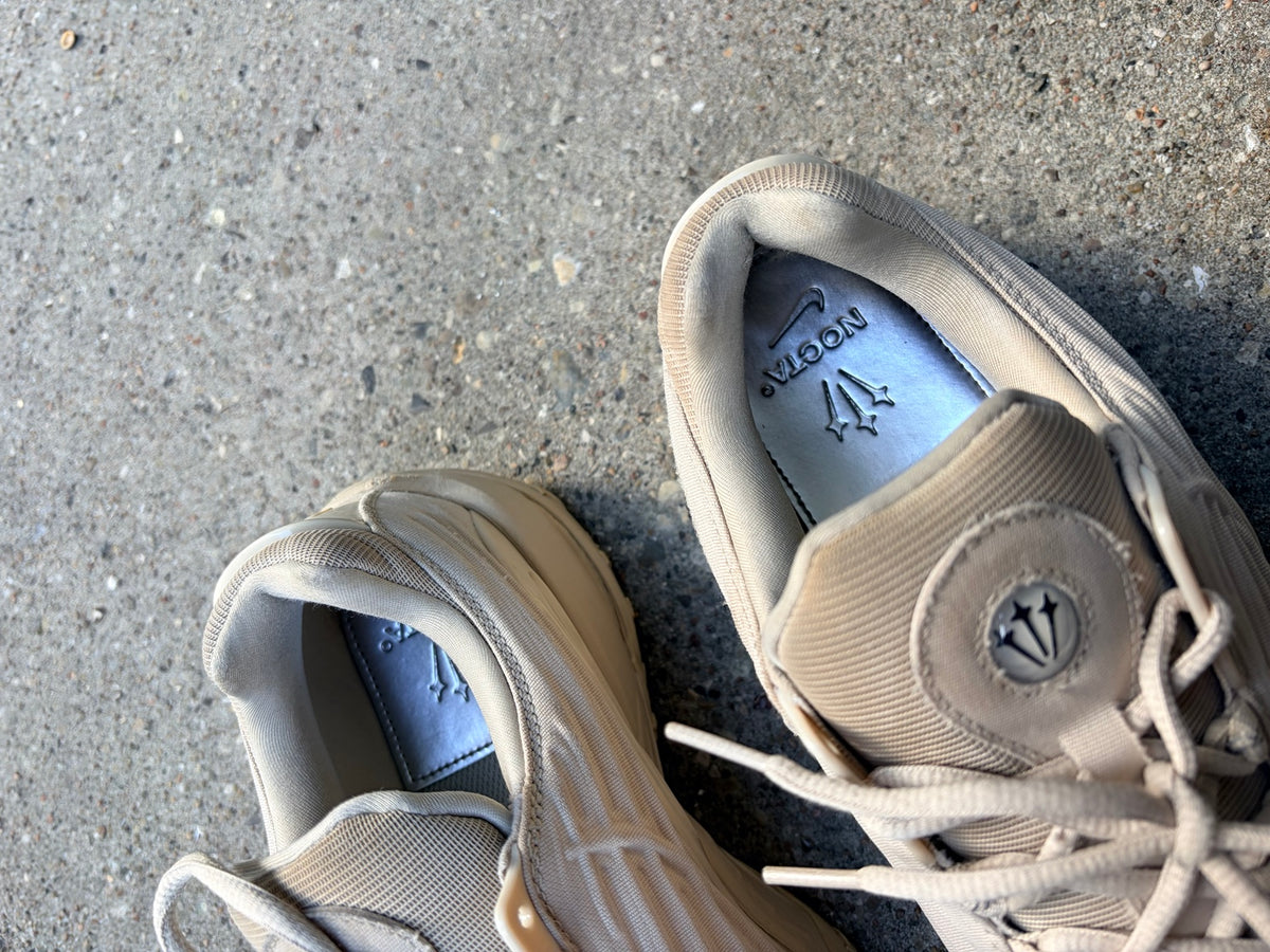 Originalfoto af beige Nike NOCTA sneakers – 3265