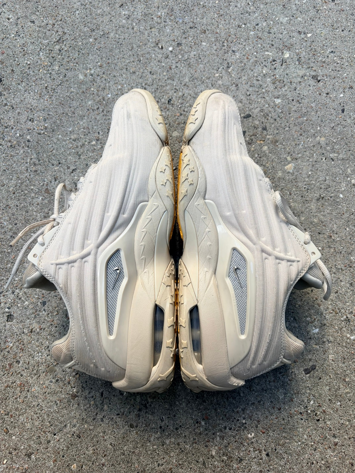 Originalfoto af beige Nike NOCTA sneakers – 3266