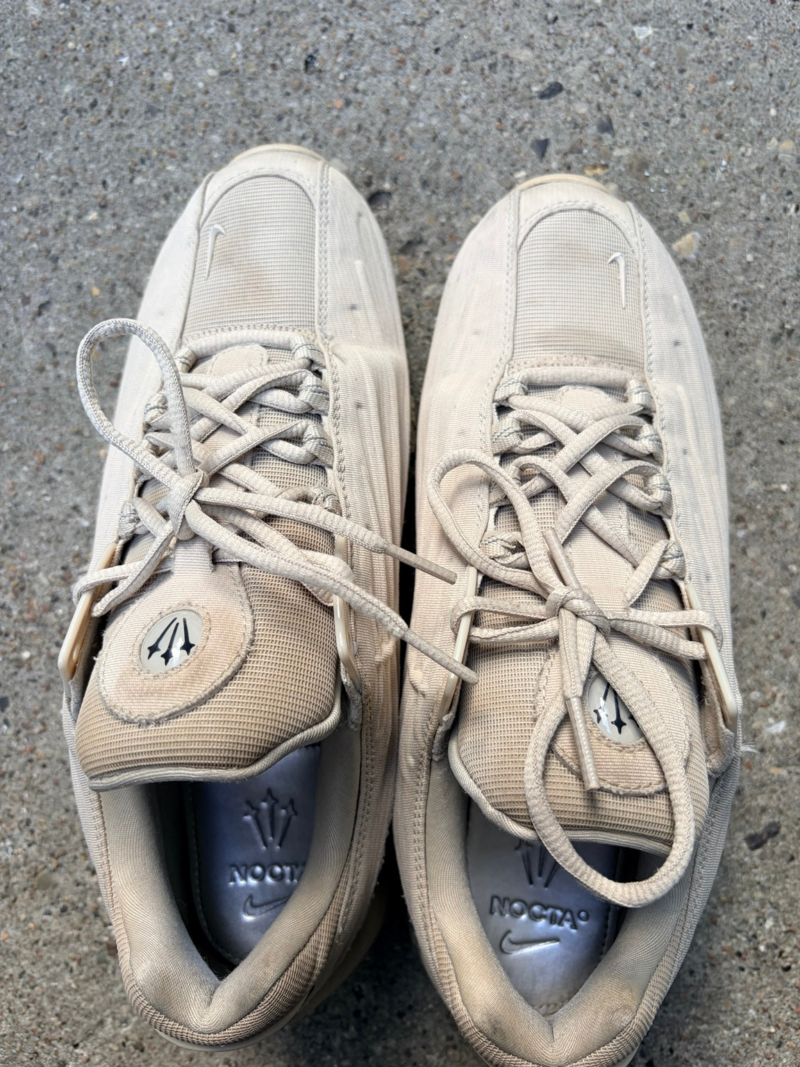Originalfoto af beige Nike NOCTA sneakers – 3268