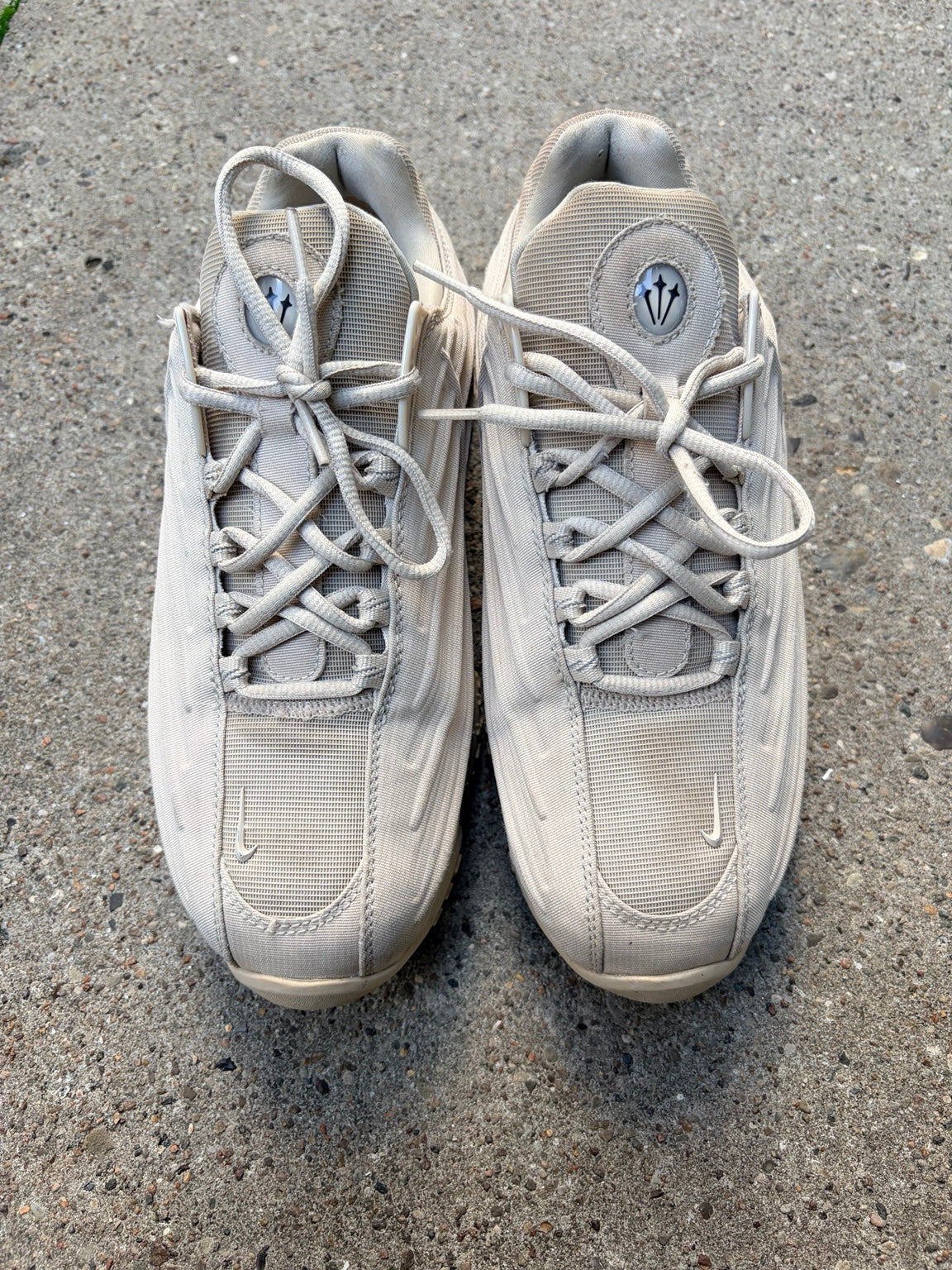 Originalfoto af beige Nike NOCTA sneakers – 3269