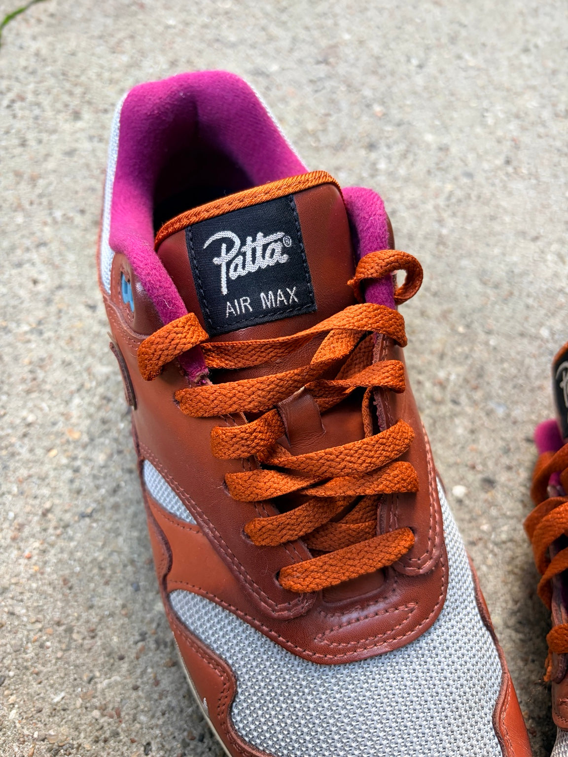 Patta Air Max-tungemærke og orange snørebånd