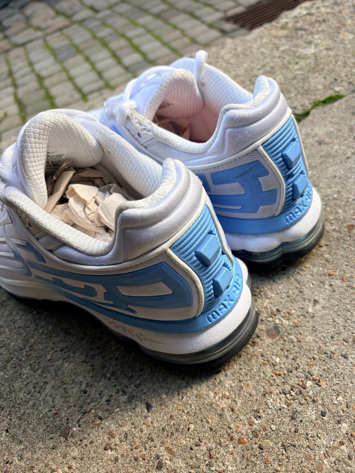 Nike x Supreme Air Max – blå hælpaneler, Max Air-prægning og brugsspor ved hælene
