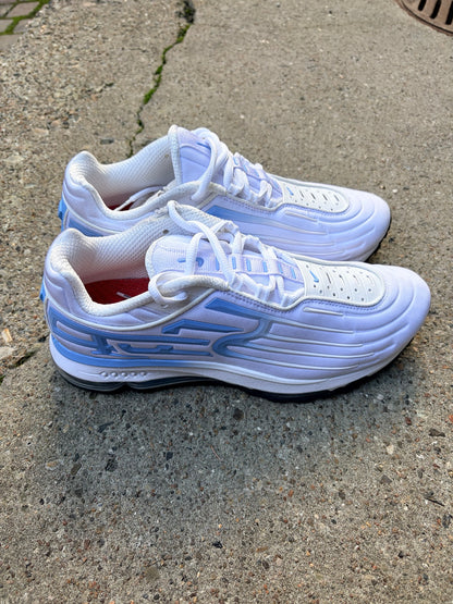 Nike x Supreme Air Max 2001 – skrå sidevinkel med Supreme-paneler og blå Air-enheder