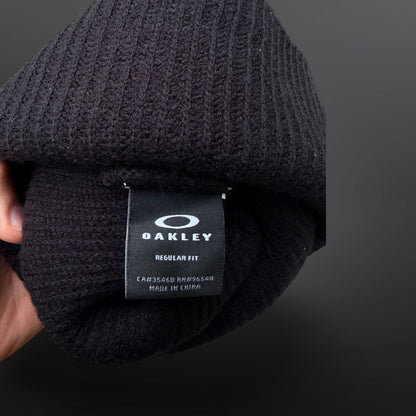 Indvendigt Oakley-mærke med Regular Fit i den sorte ribstrikkede hue