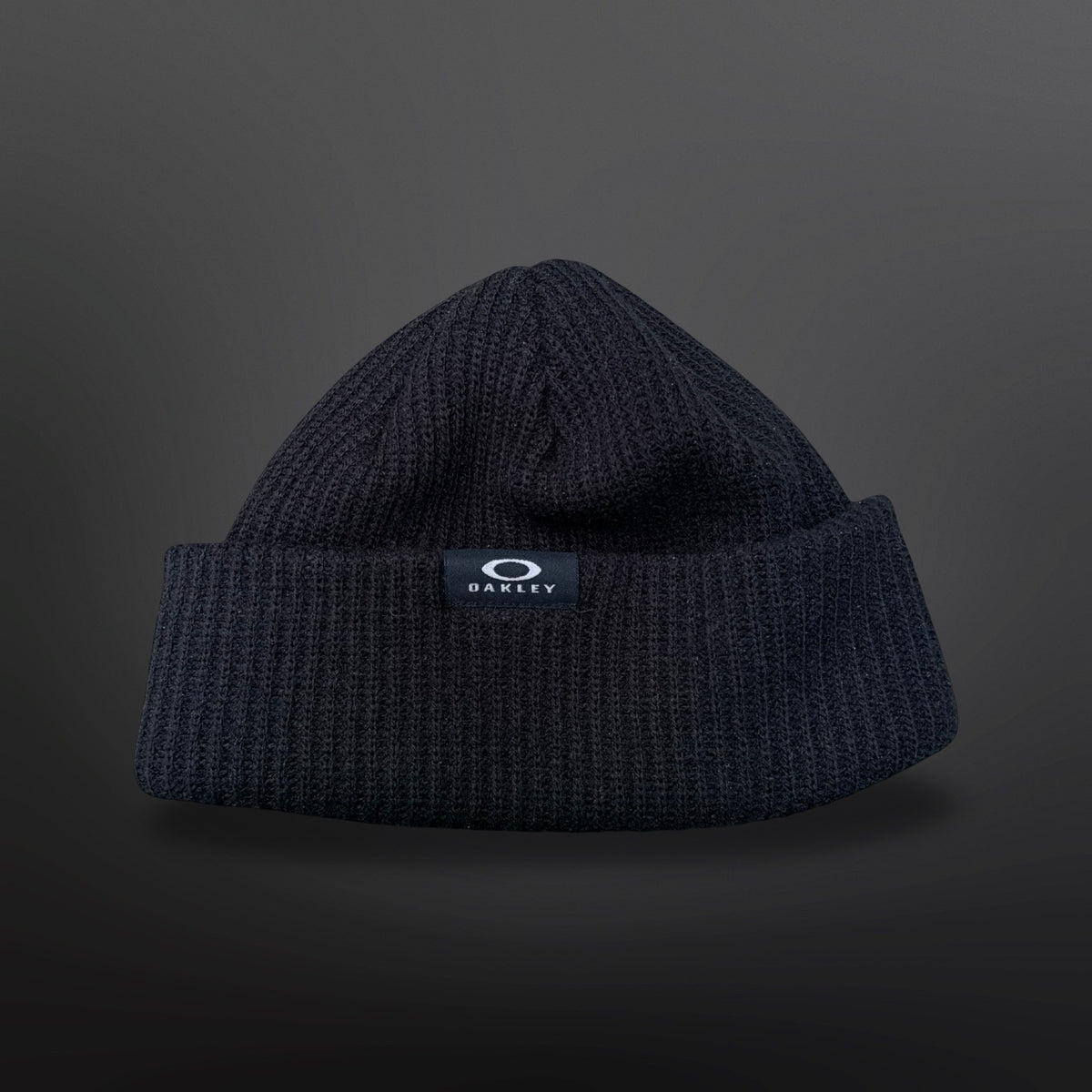 Sort Oakley-hue i ribstrik med ombuk og hvidt logo på fronten