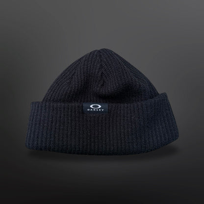 Sort Oakley-hue i ribstrik med ombuk og hvidt logo på fronten