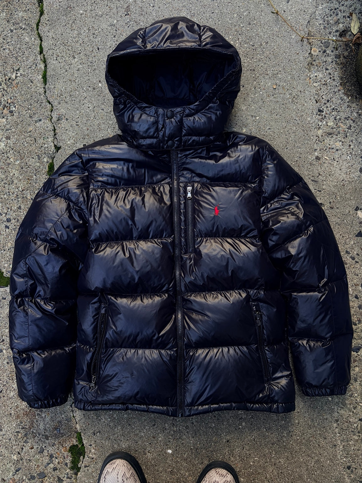 Originalfoto af Polo Ralph Lauren pufferjakke – front, hætte, brystlomme og sidelommer