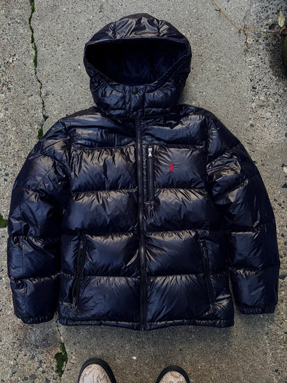 Originalfoto af Polo Ralph Lauren pufferjakke – front, hætte, brystlomme og sidelommer