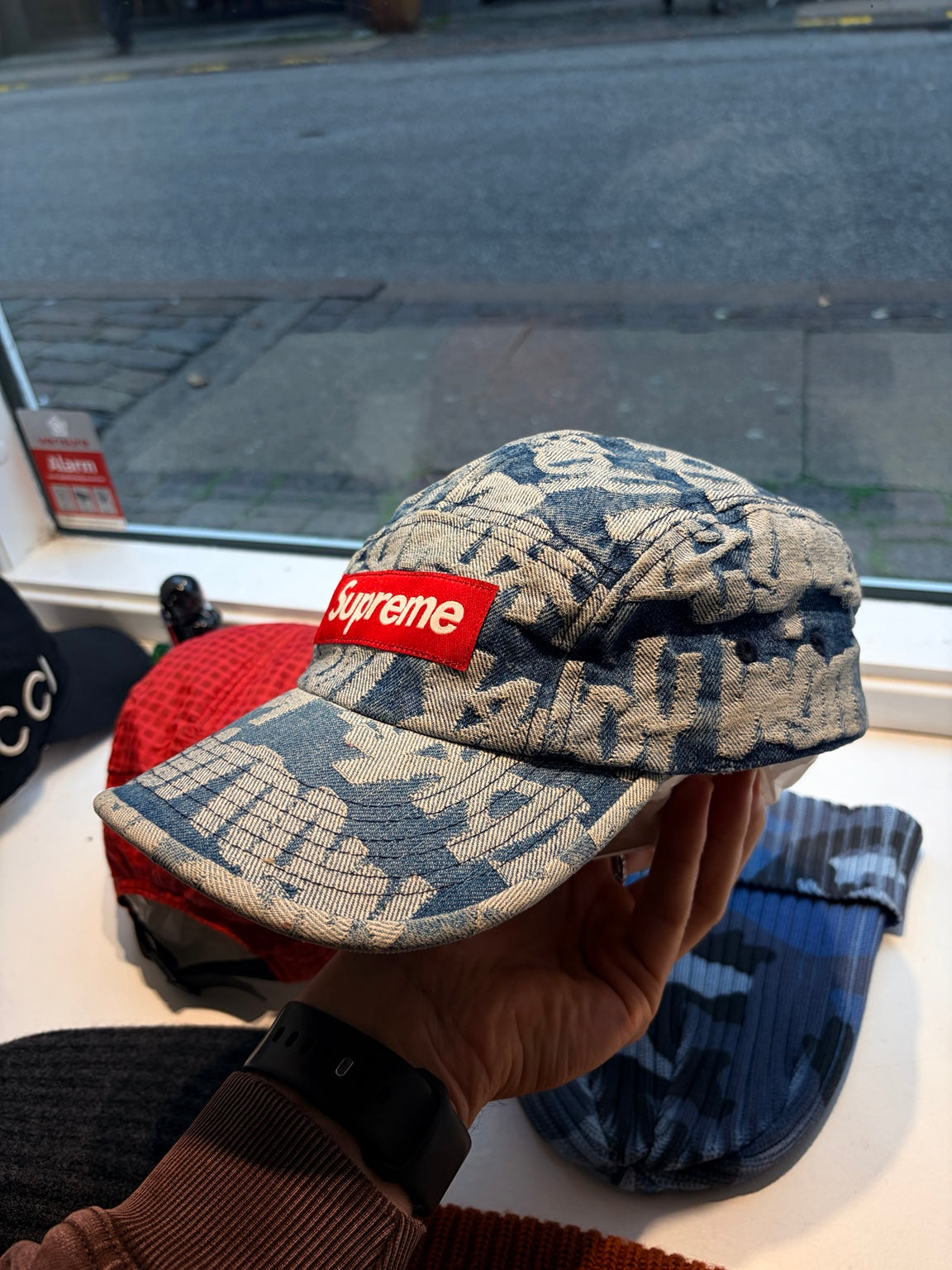 Originalfoto af mønstret Supreme-cap med rødt Box Logo