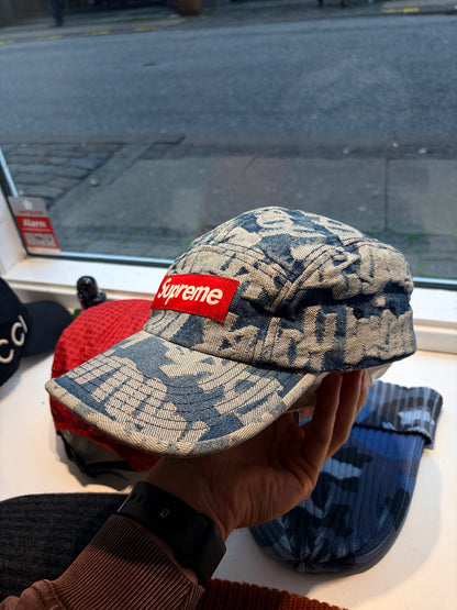 Originalfoto af mønstret Supreme-cap med rødt Box Logo