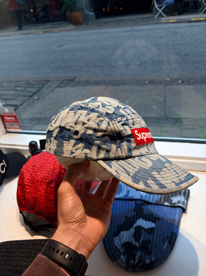 Supreme-cap fra siden med vævet mønster og ventilationshuller