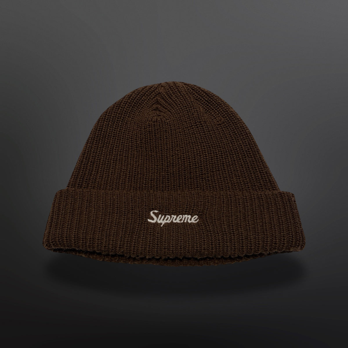 Brun Supreme-hue i ribstrik med bredt ombuk og hvidt broderet script-logo
