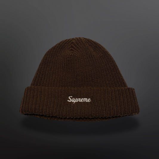 Brun Supreme-hue i ribstrik med bredt ombuk og hvidt broderet script-logo