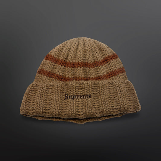 Beige Supreme-hue i grovstrik med rustfarvede striber, bredt ribombuk og broderet logo
