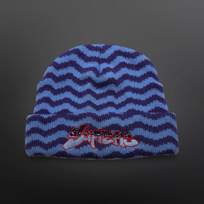 Supreme strikhue med lyseblåt og lilla bølgemønster, ombuk og broderet logo
