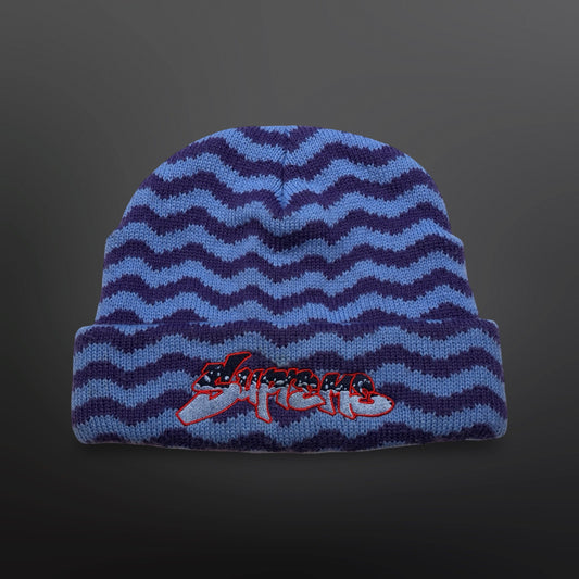 Supreme strikhue med lyseblåt og lilla bølgemønster, ombuk og broderet logo
