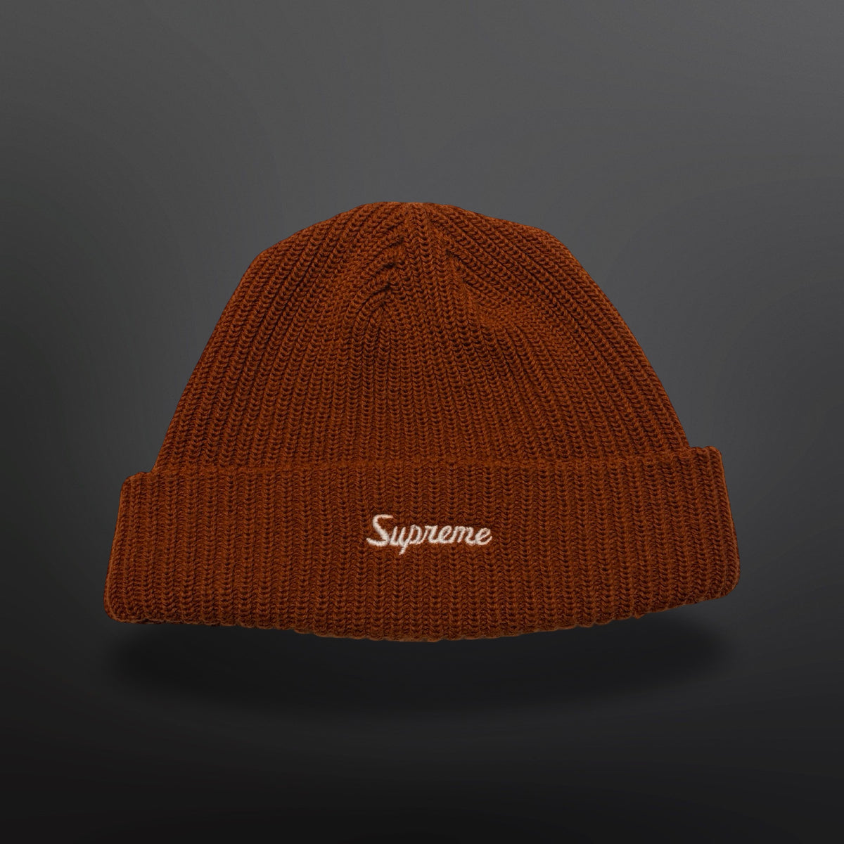 Rustorange Supreme-hue i ribstrik med bredt ombuk og hvidt broderet script-logo