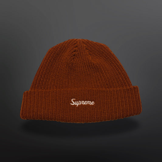 Rustorange Supreme-hue i ribstrik med bredt ombuk og hvidt broderet script-logo