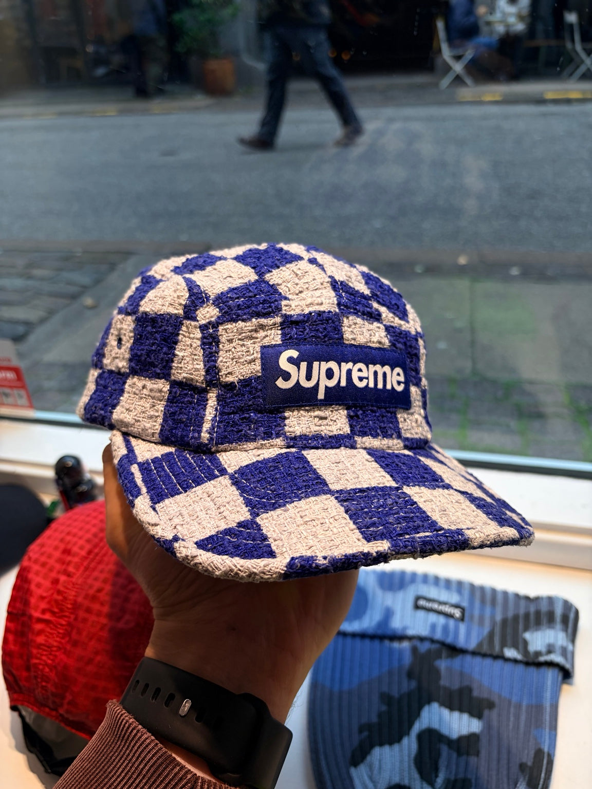 Originalfoto af Supreme cap i blå og cremefarvede tern med Box Logo